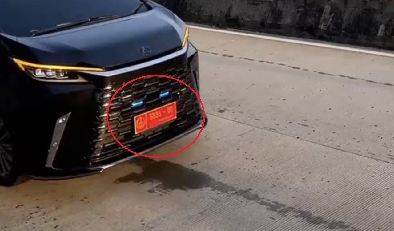 2 Mobil Pejabat Pelat Merah Masuk Jalur Busway Koridor 13 Arah Ciledug-Blok M, Netizen: Karyawan Betingkah!