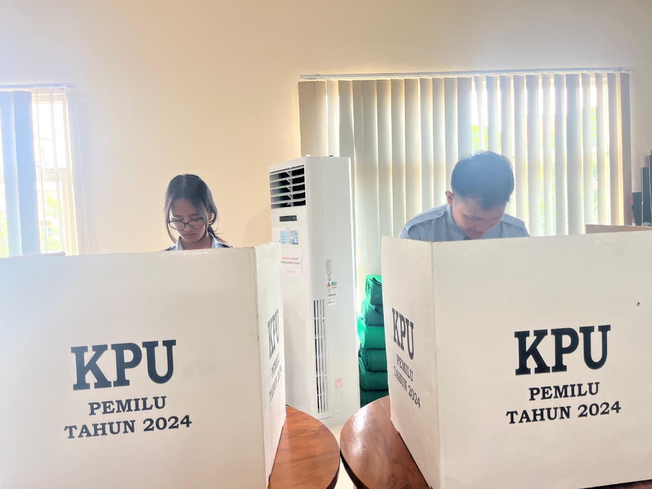 Unair Dorong Literasi Demokrasi Siswa SMAN 10 Malang Lewat Simulasi Pemilu