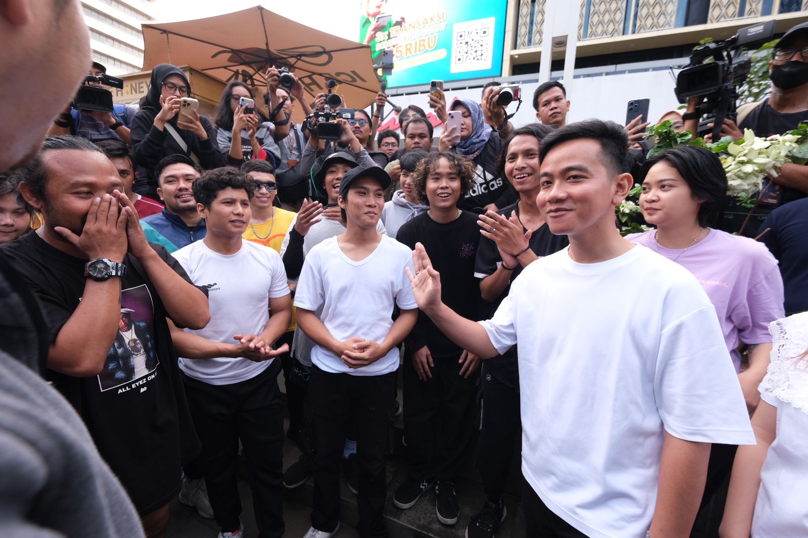 Gibran Bagi-Bagi Susu di CFD Bundaran HI