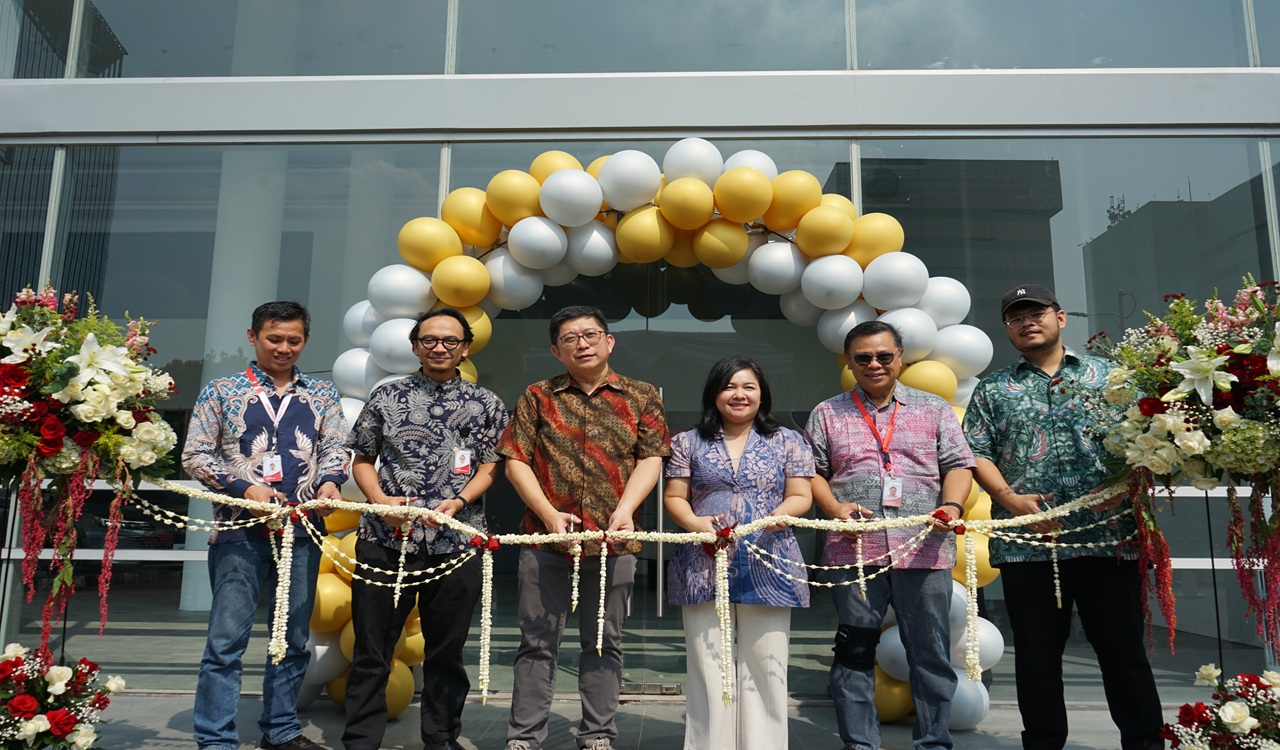 Dukung Industri EV Nasional, Polytron Resmikan Dua Showroom Baru di Indonesia
