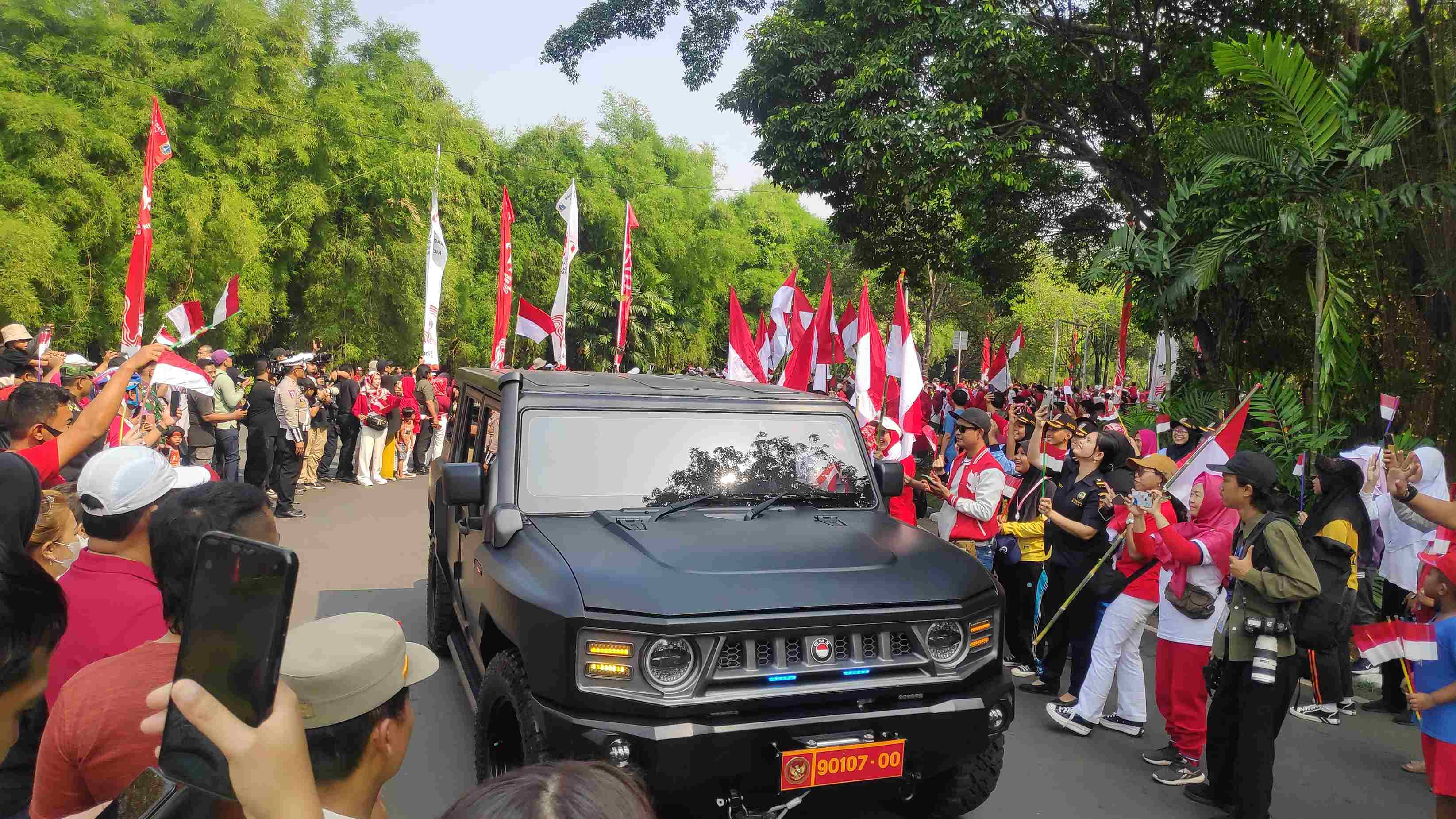 Kawasan Halim Perdana Kusuma Dipadati Masyarakat Sambil Kawal Kirab Bendera Pusaka ke IKN