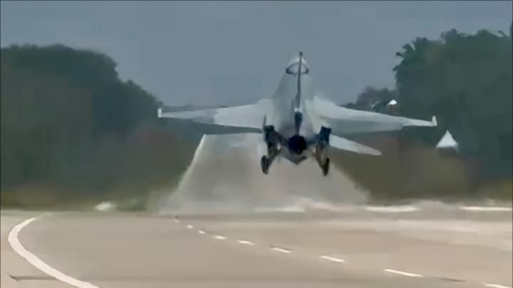 Wussh! F-16 dan Super Tucano Jajal Tol Terpeka Lampung untuk Take Off dan Landing!