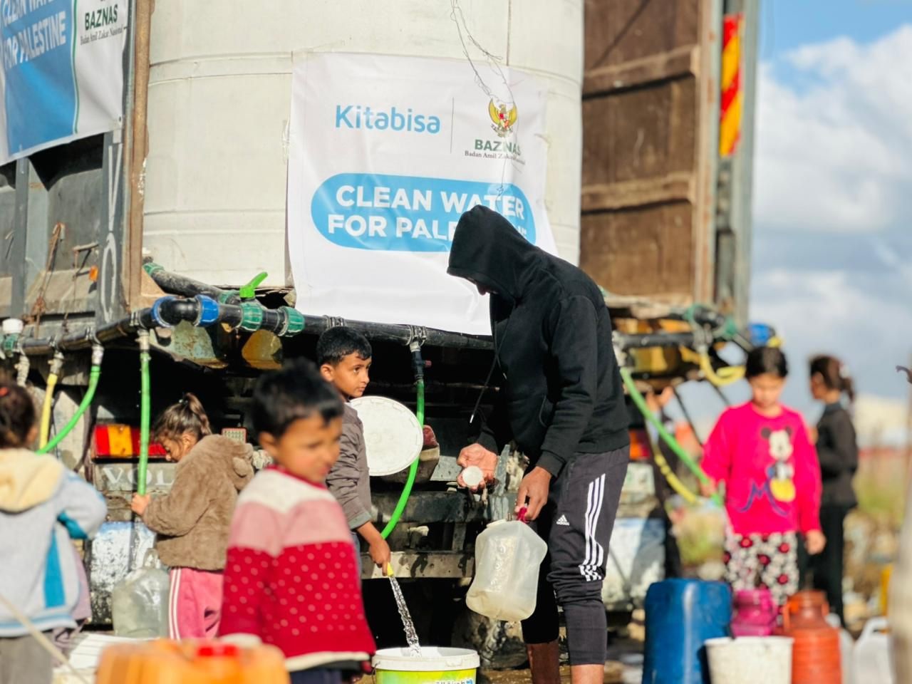 Krisis Air Bersih di Gaza, BAZNAS Salurkan 200.000 Liter Air untuk 5.000 Warga Palestina