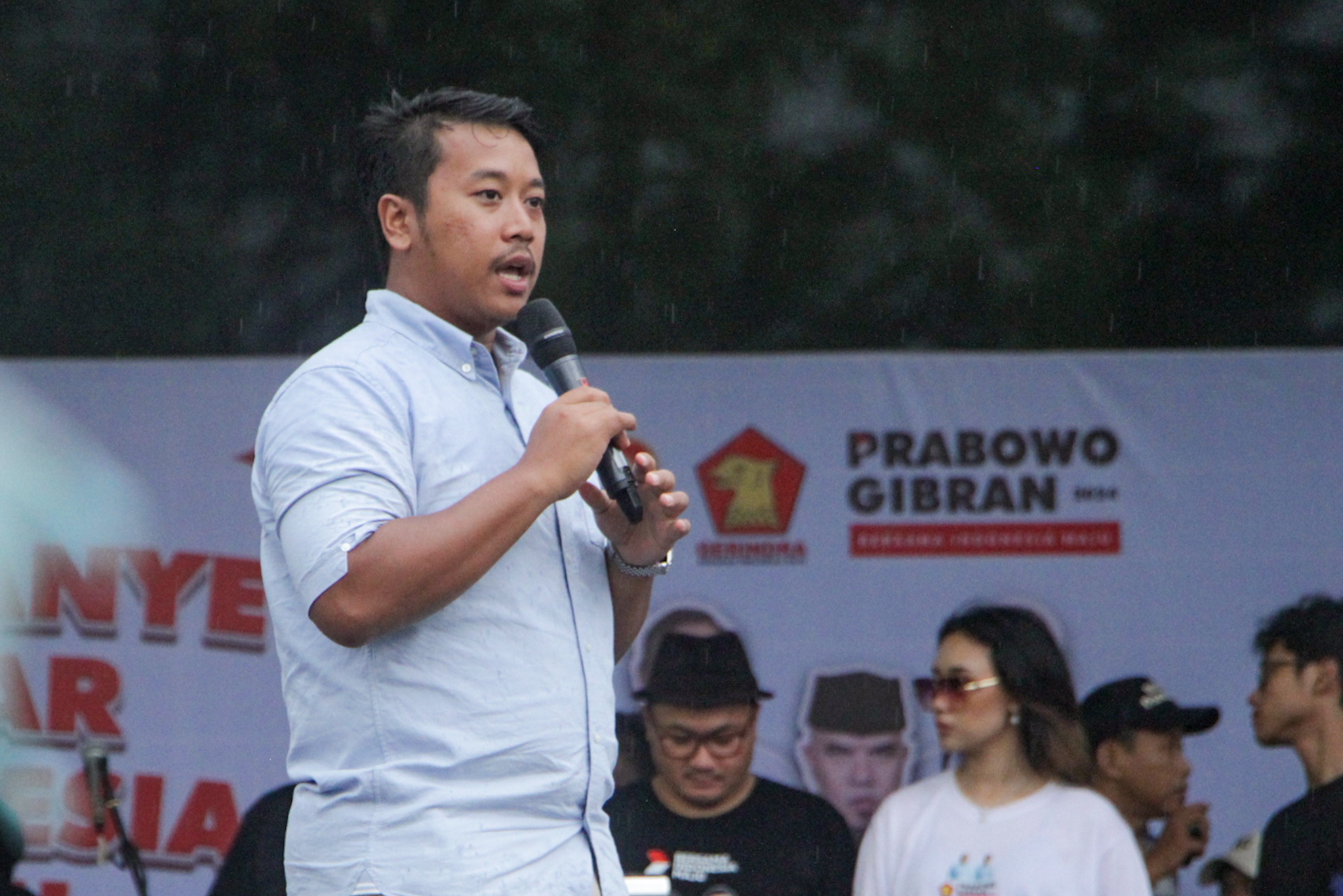 Kolaborasi Caleg DPRD Surabaya Alif Iman Waluyo dan Ahmad Dhani, Curi Perhatian Emak-Emak