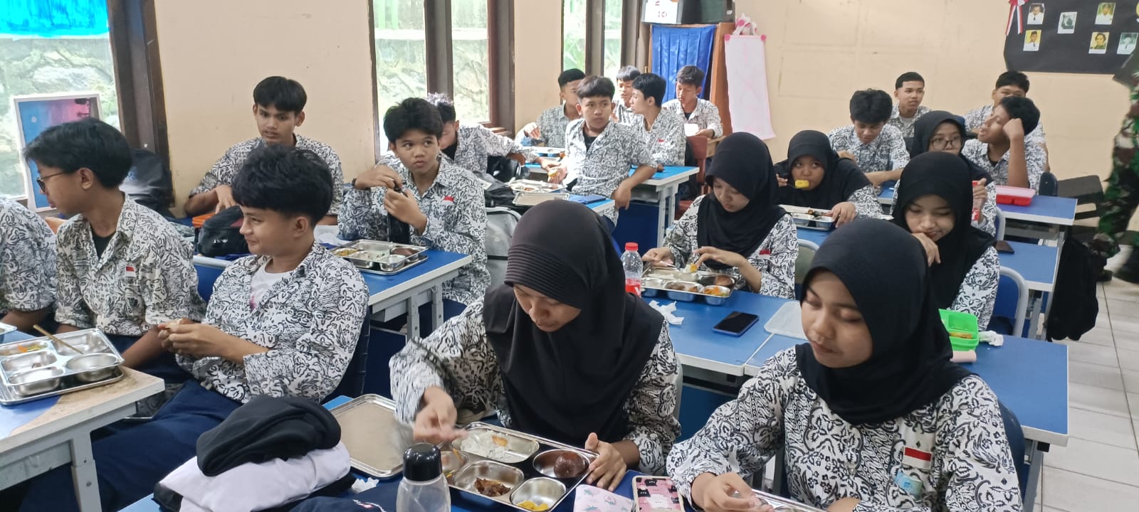 Intip Suasana Makan Bergizi Gratis di 5 Sekolah Kota Bekasi, Menu Ayam Hingga Sayur Labu 