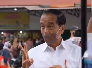 Jokowi Acungkan 3 Jari ke Masyarakat Usai Bagikan BLT Minyak, Roy Suryo: Semoga Bukan Soal Periode Ya      