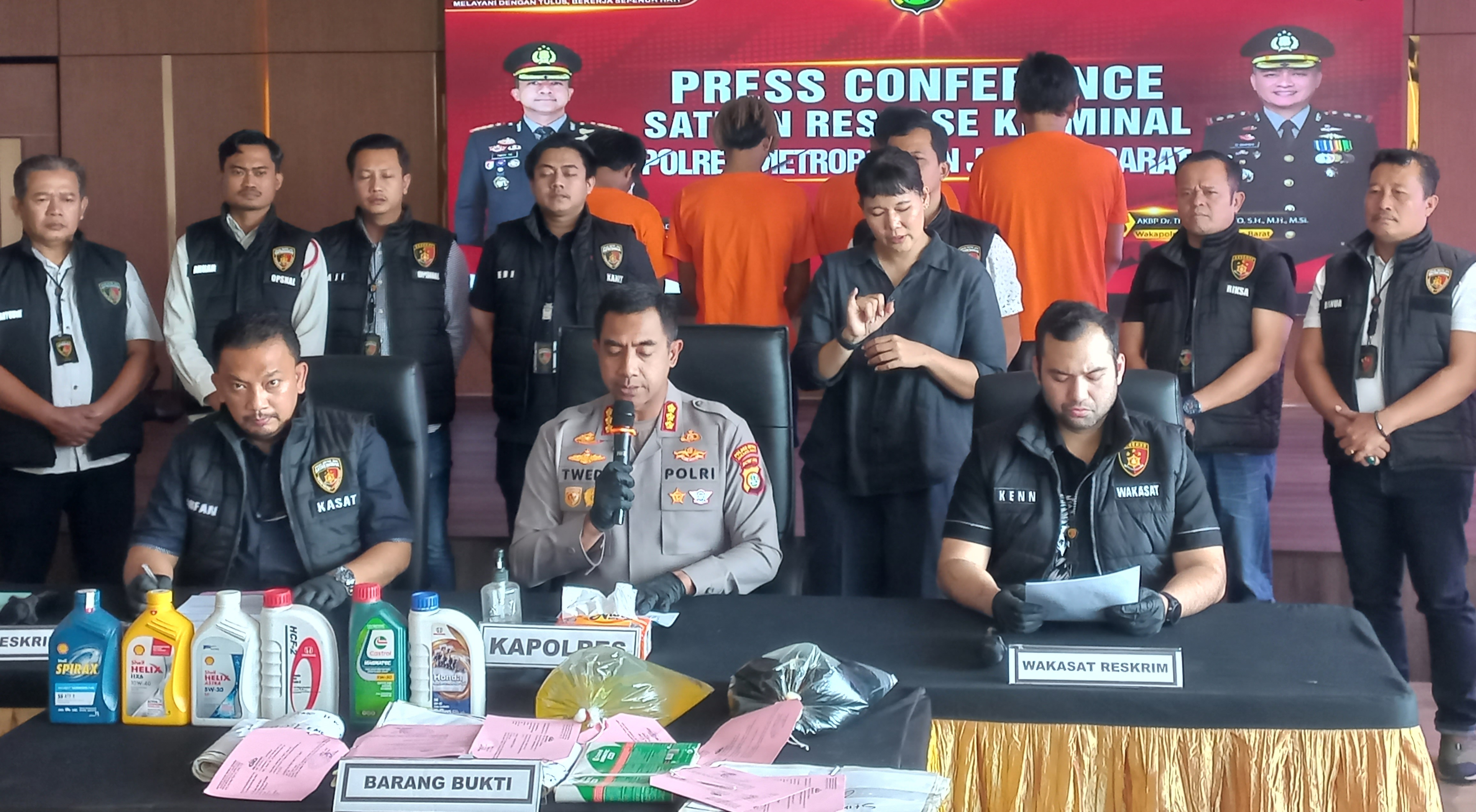 Polisi Gerebek Pembuatan Oli Palsu di Meruya Jakbar, 4 Pelaku Diciduk