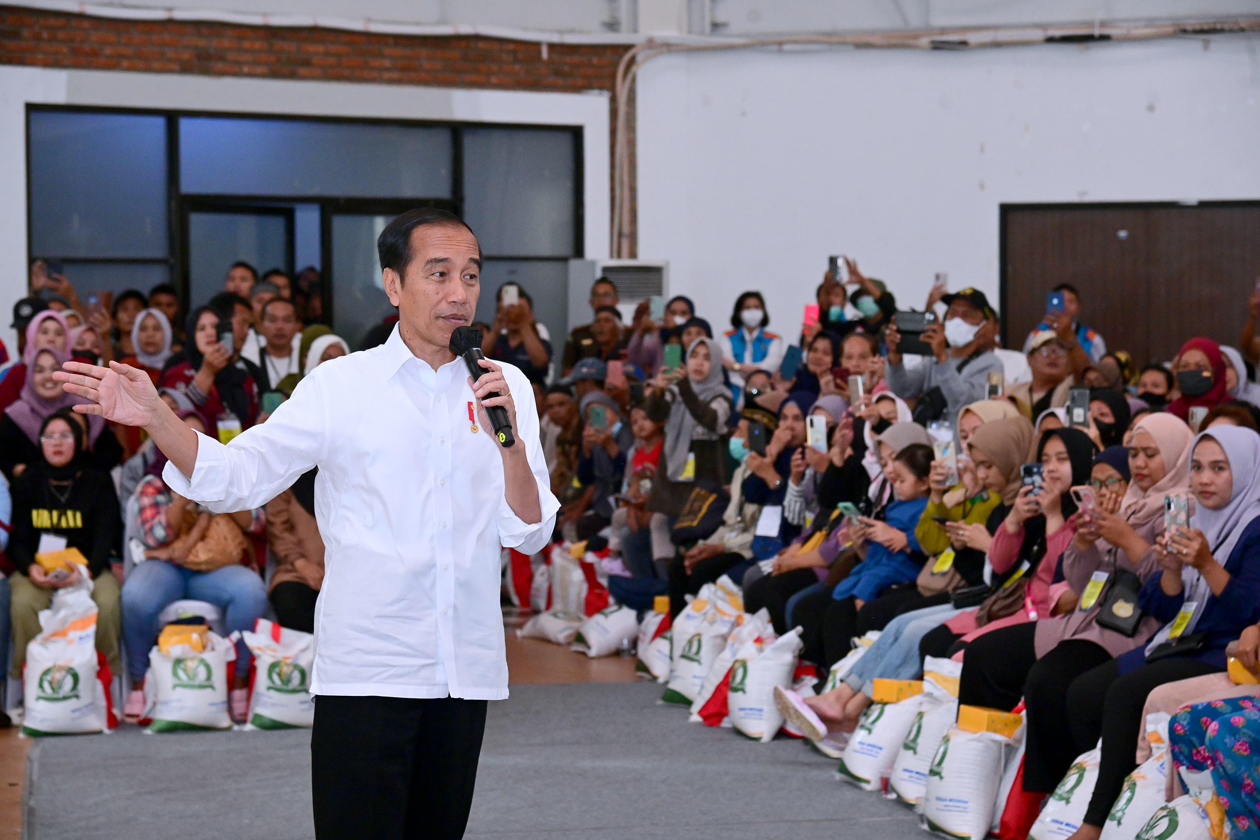 Hadir di Tangsel, Jokowi Tegaskan Bantuan Pangan Bulog Untuk Solusi Hadapi Kenaikan Harga