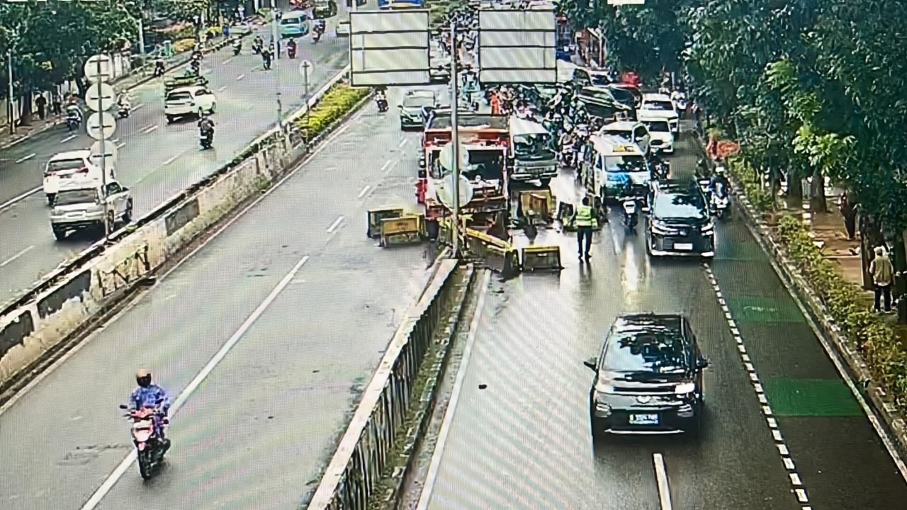 Truk Tabrak Separator di Casablanca, Lalin Sempat Macet
