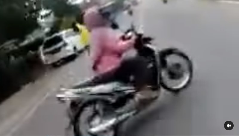 Ngeri, Viral Detik-detik Pengendara Motor Tabrak Emak-emak di Tengah Jalan, Warganet: Siapa yang Salah?