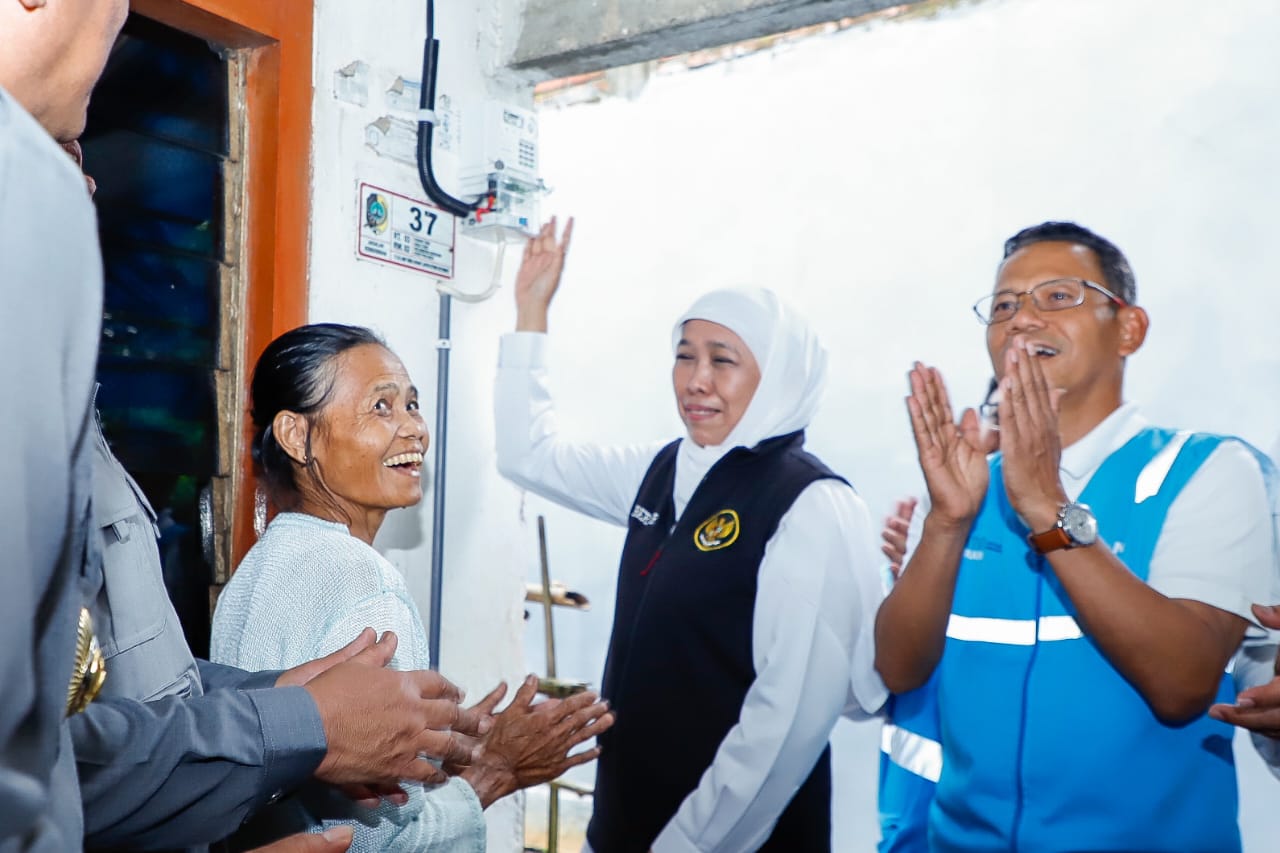 Khofifah Kejar Target 100 Elektrifikasi Jatim, Pasang Listrik di 3.400 Rumah Tangga Miskin 