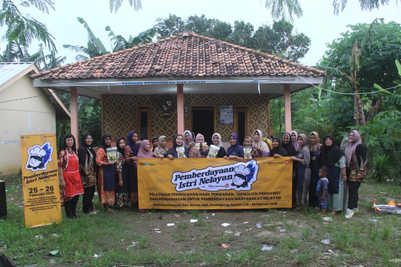 Telkom Bantu Pelatihan Aneka Olahan Laut untuk Kelompok Istri Nelayan di Banten