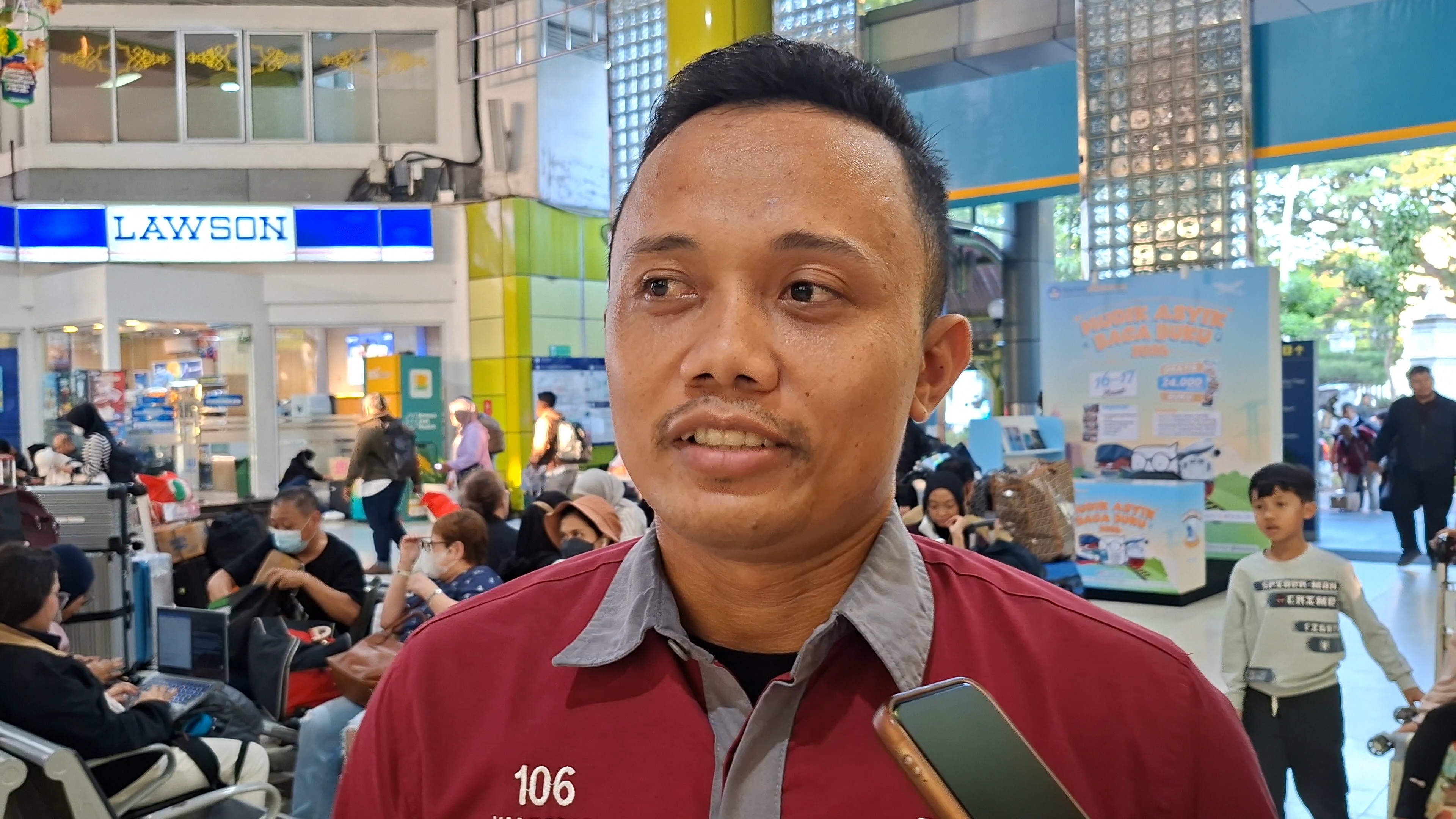 Kisah Haru Porter Stasiun Gambir: Bantu Orang Mudik, Tapi Susah Untuk Pulang Kampung