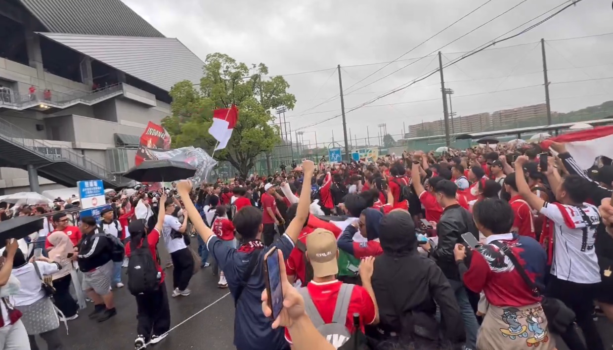 Jelang Indonesia vs Jepang, Suporter Garuda Gelar Dangdutan, Polisi Jepang Geleng-geleng Warga Osaka Ikut Goyang