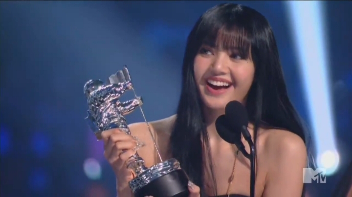 Lisa BLACKPINK Cetak Sejarah, Jadi Solois Pertama yang Raih Penghargaan MTV VMA Best K-Pop, Kalahkan BTS!