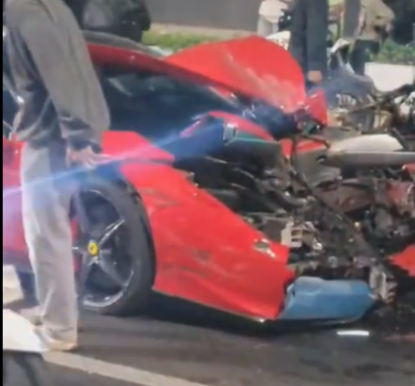 Kronologi Ferrari Ringsek Terlibat Kecelakaan dengan Blue Bird dan 3 Motor