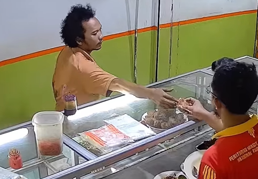 Viral Pria Kribo Makan Seenaknya Bayar Seenaknya di Warteg Jakpus, Pemilik Curhat: Ngelunjak!
