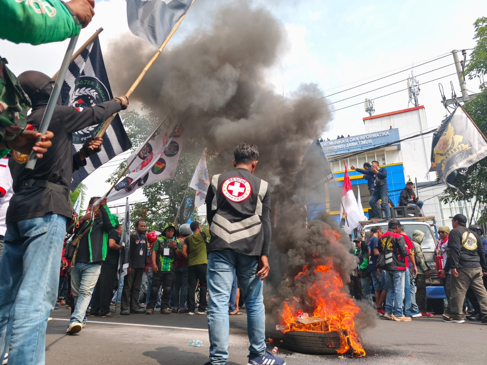 Ribuan Ojol Demo di Surabaya, Minta Potongan Diturunkan 10 Persen hingga Tuntut Penghapusan Layanan Hemat