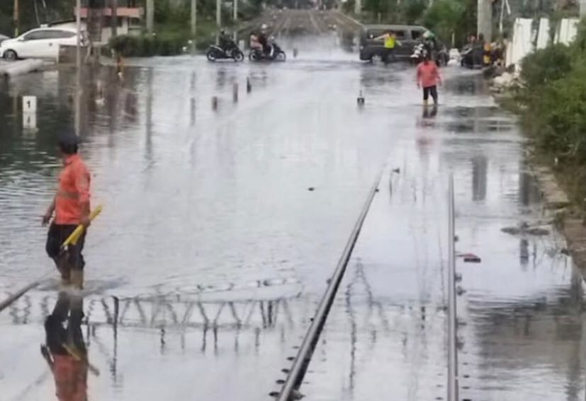 Banjir Rob Genangi Jalur Rel Jakarta Kota-Tanjung Priok, 19 Perjalanan KRL Dibatalkan