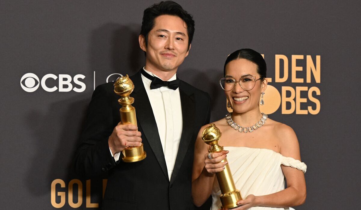 Golden Globes 2024: Steven Yeun dan Ali Wong Jadi Aktor Asia Pertama yang Menangkan Kategori Ini  