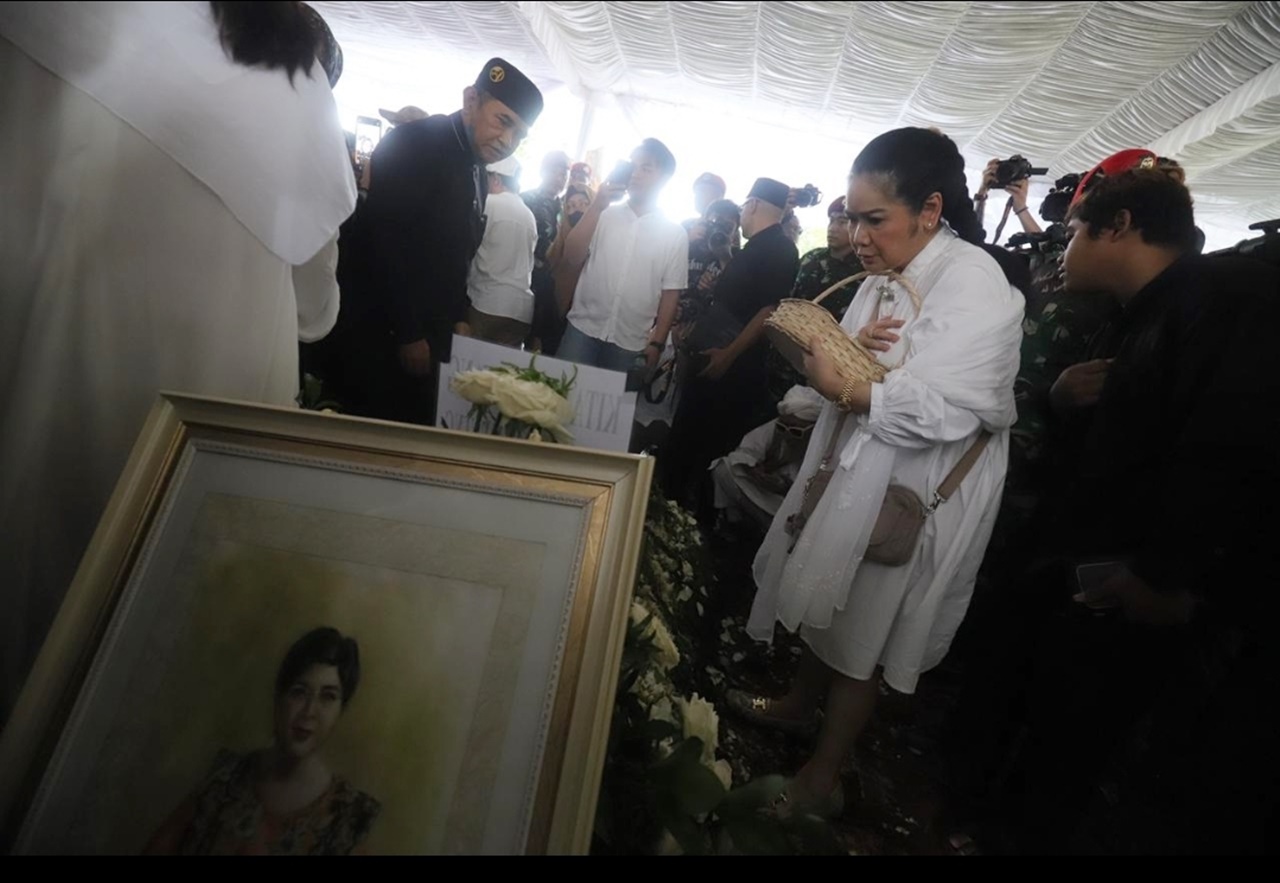 Jenazah Titiek Puspa Tiba di TPU Tanah Kusir, Tangis Inul Daratista dan Vina Panduwinata Pecah