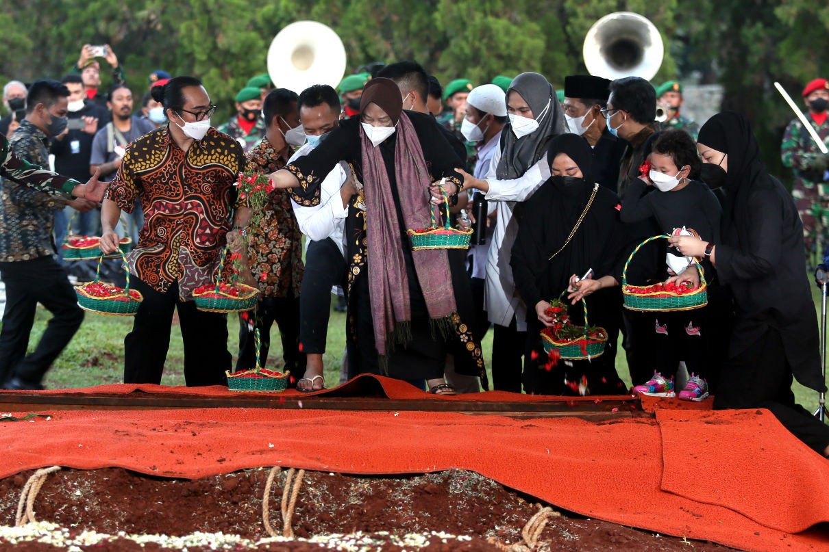 Kisah Istri Mendiang Tjahjo Kumolo, Kenal Sejak SMP, Suka Dengarkan Lantunan Ayat Suci Sebelum Tidur