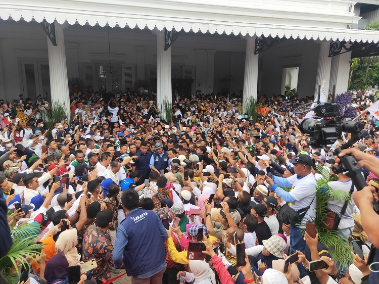 Anies Baswedan Disambut Ribuan Masyarakat di Balai Kota Usai Bersepeda dari Rumah