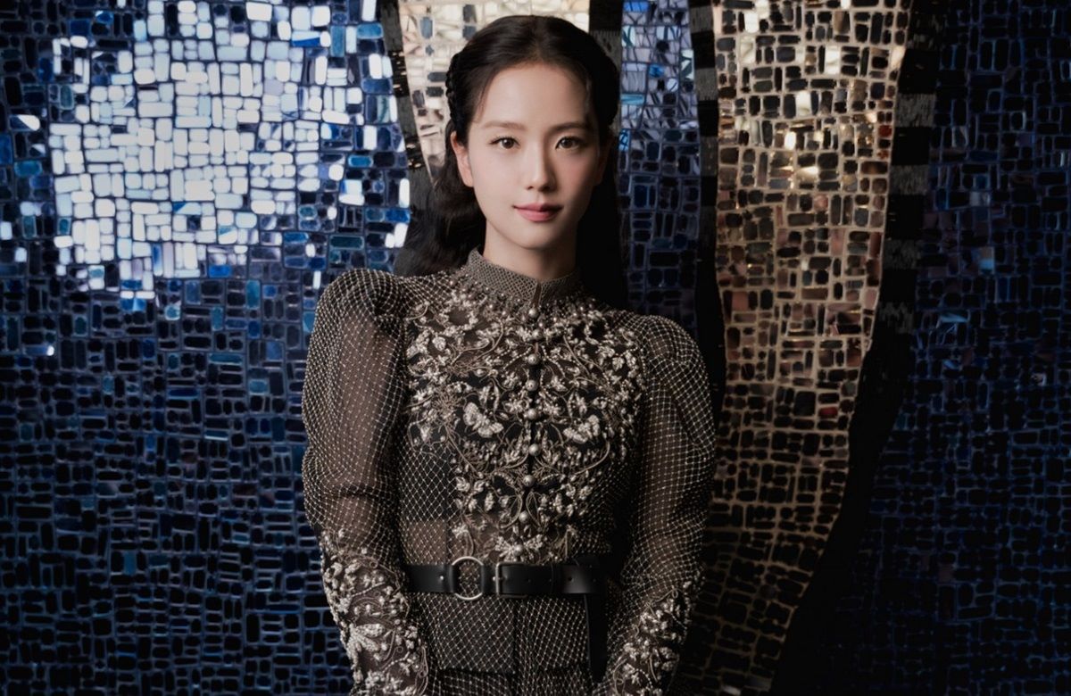 Flawless! 4 Pesona Jisoo Saat Hadiri Dior Haute Couture Show, Sepatunya Curi Perhatian 