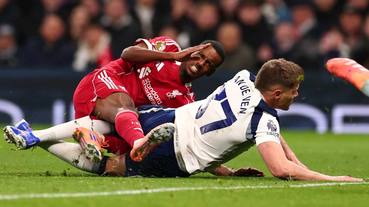 Micky Van de Ven Kirim Pesan ke Alexander Isak Usai Insiden Cedera Serius