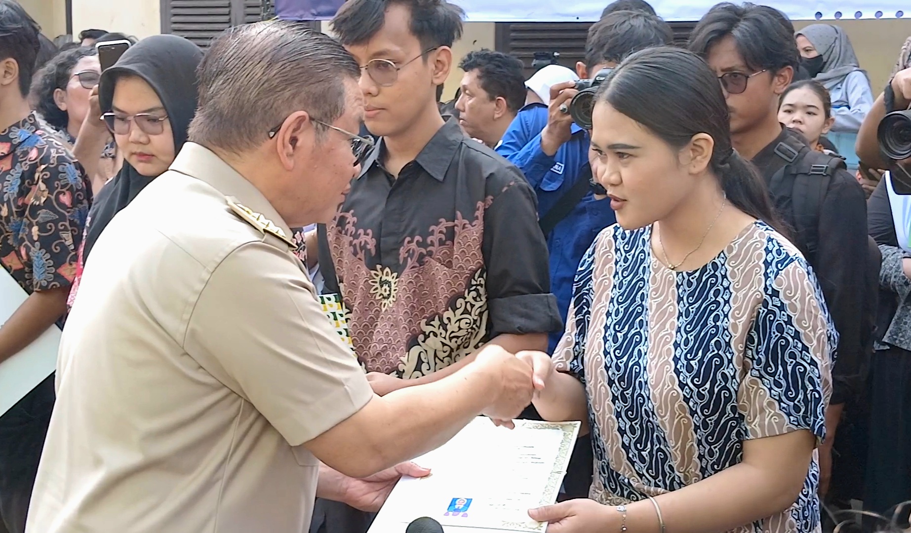 Serahkan Pemutihan Ijazah, Pramono Tawarkan KJMU bagi yang Ingin Lanjut Kuliah