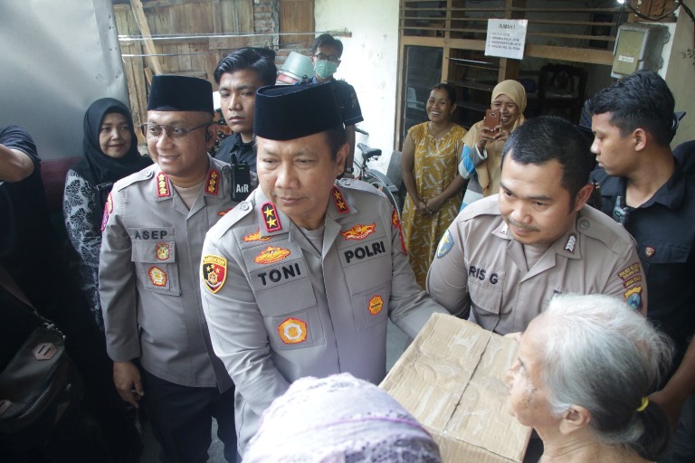 Kapolda Jatim Sambangi Warga Lumpuh di Pabean Cantikan