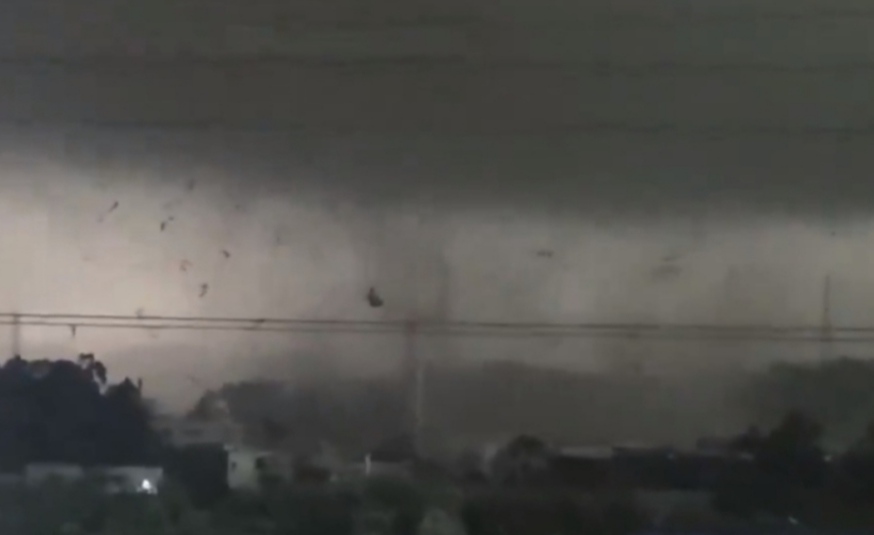 Detik-Detik Angin Tornado Serang Guangzhou, 5 Orang Tewas, 33 Luka