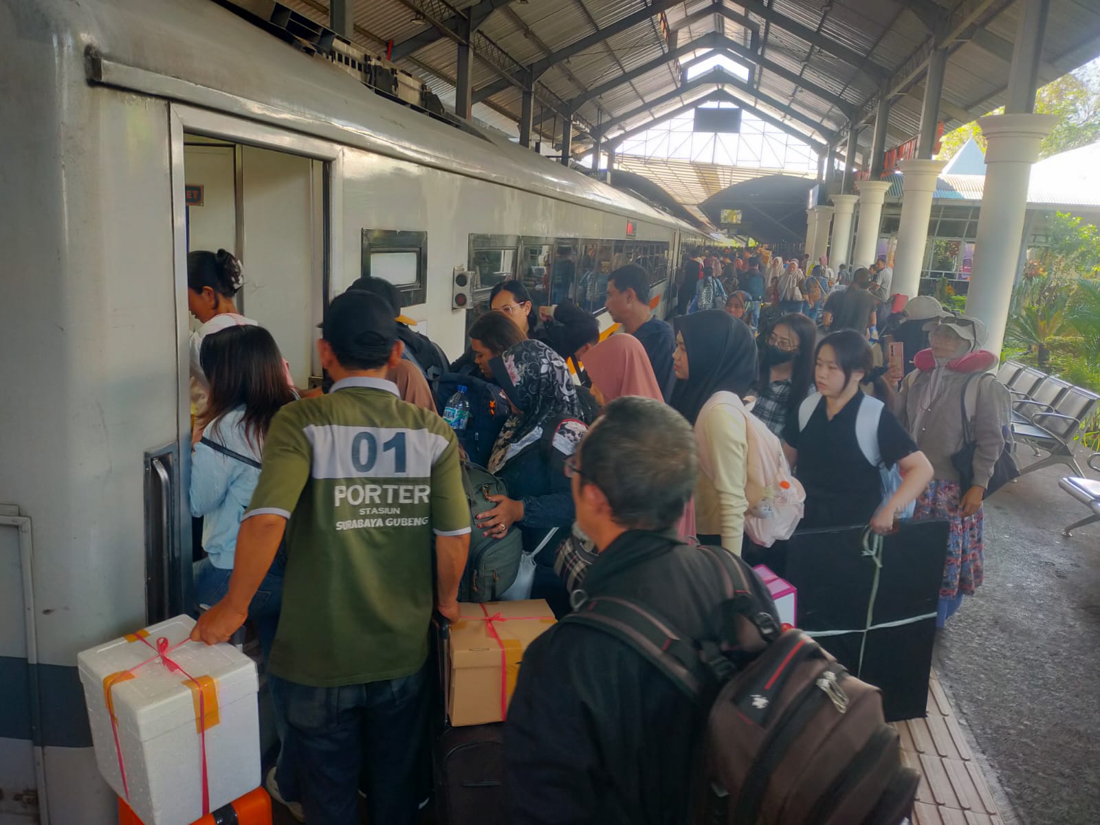 Arus Balik Libur Sekolah Meroket 21 Persen, 65 Ribu Penumpang Padati KAI Daop 8 Surabaya!