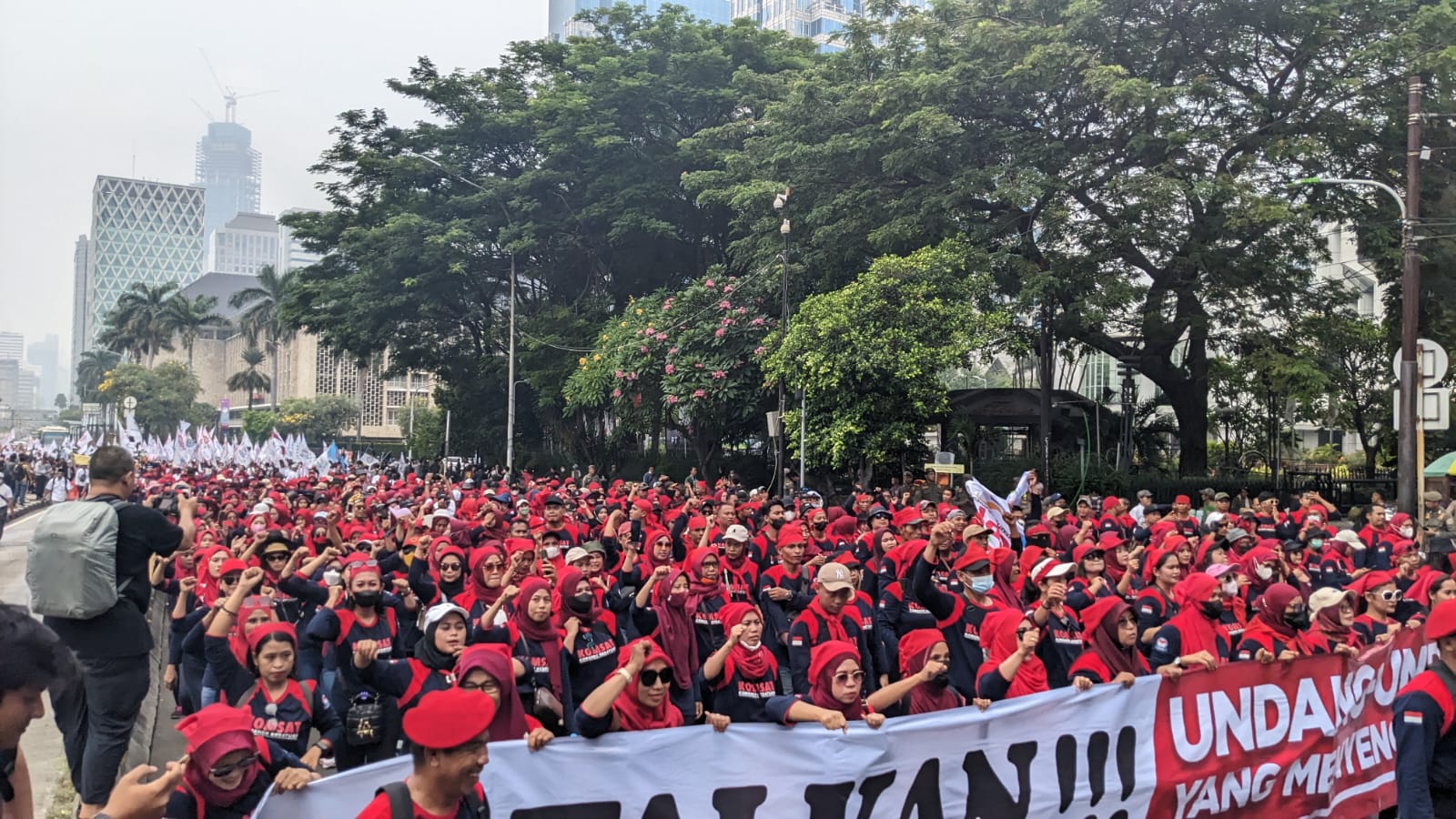 Istana Negara Mulai Digeruduk Puluhan Ribu Buruh yang Berdemo Hari Ini, Ada 7 Tuntutan yang Diminta!