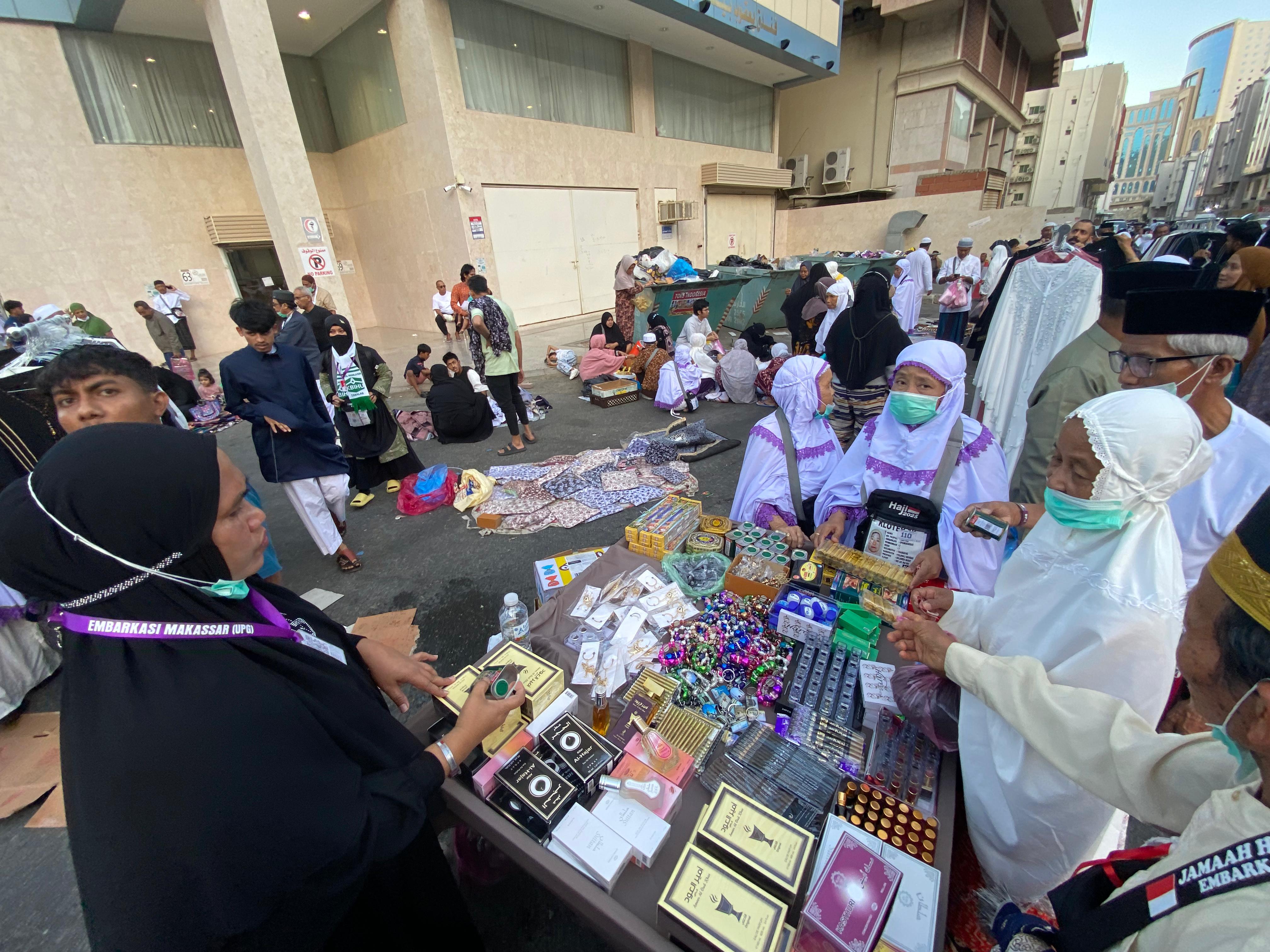 Laporan Haji dari Makkah (16): Bahagianya Jamaah Belanja Oleh-Oleh di Pasar Kaget, 'Uang Jokowi' Masih Populer