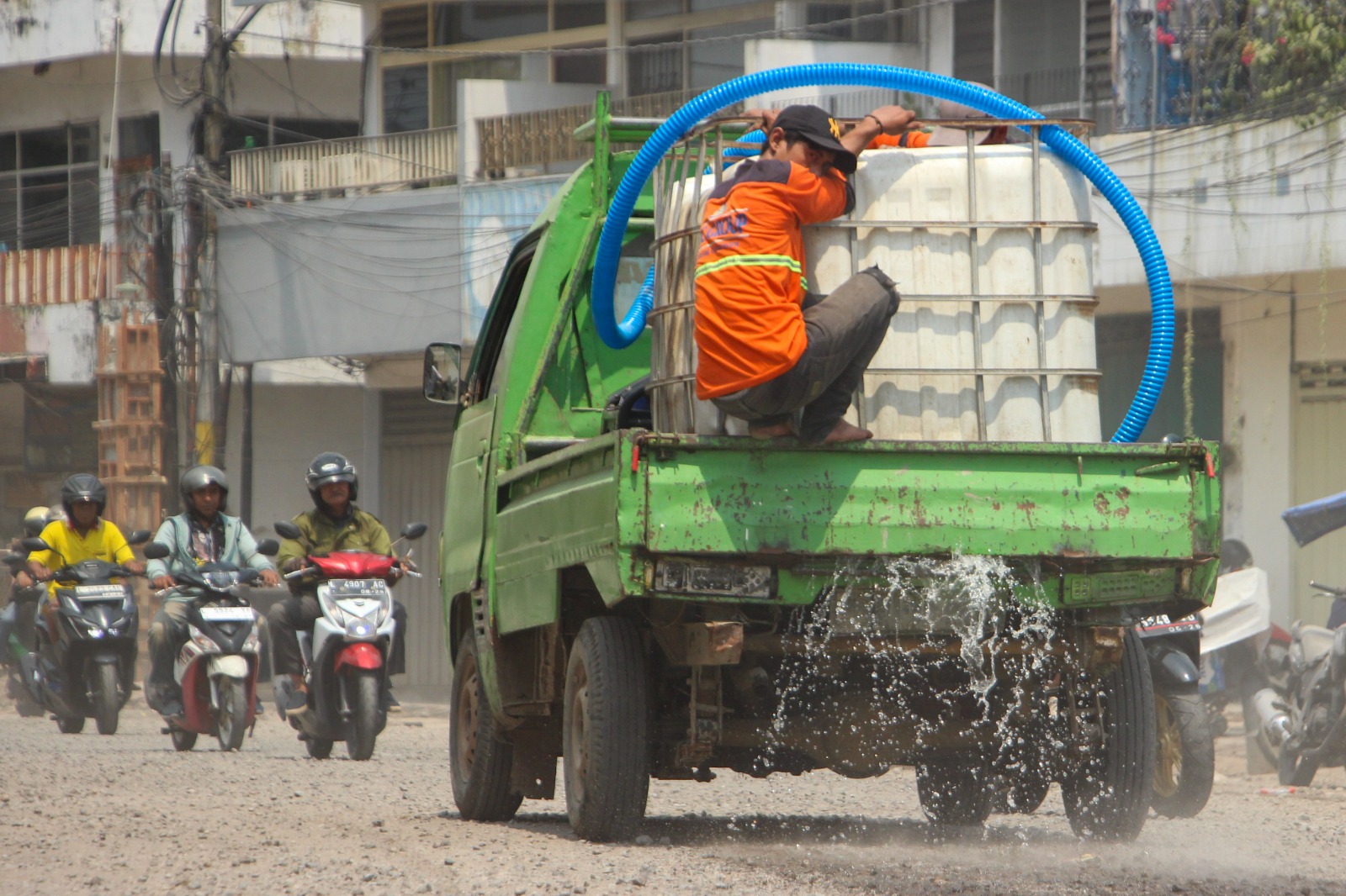 Kurangi Debu Proyek, Jalan Mayjend Sungkono dan Jalan Kranggan Disiram Setiap Empat Jam