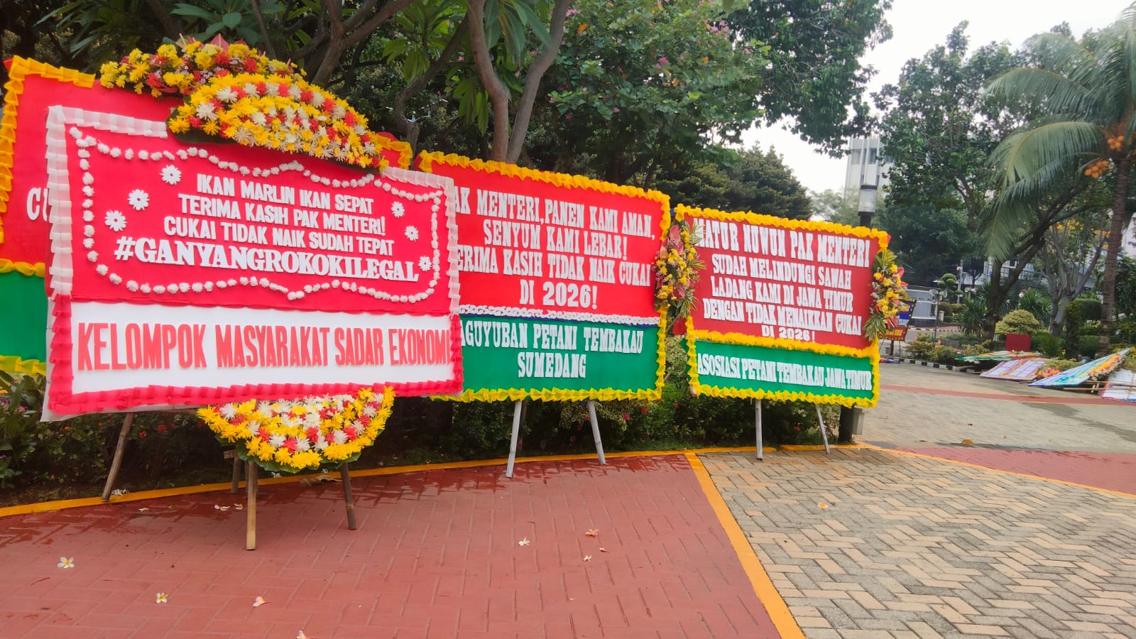 Apresiasi Petani Tembakau untuk Menkeu Purbaya Lewat Karangan Bunga: Cukai Tetap, Keputusan Tepat!