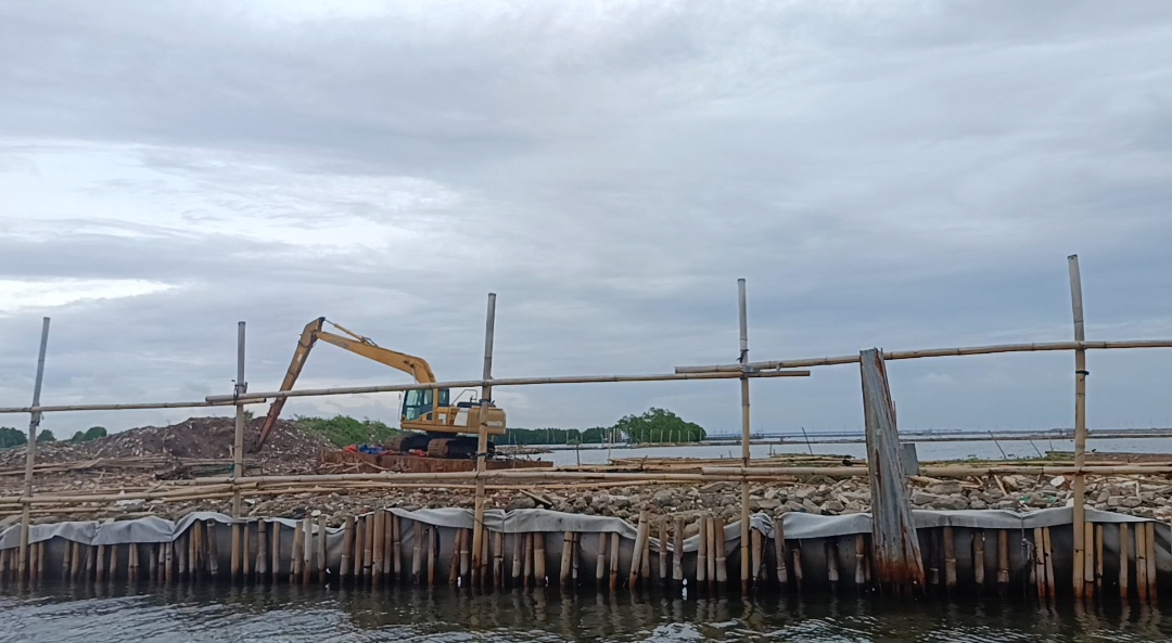 Sejumlah Alat Berat Bersiaga di dekat Pagar Laut Misterius Perairan Bekasi, Begini Penjelasan UPTD Jabar!