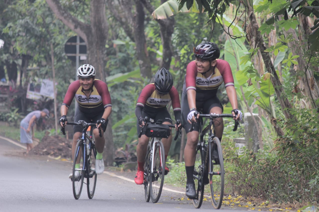 Komunitas Sepeda: Ulang Tahun Ketiga, Banana CC Bikin Event Balapan Lucu ke Bromo