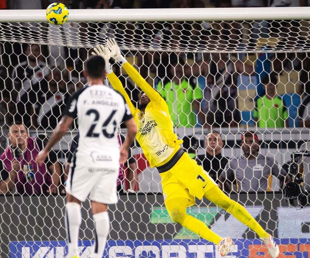 Chelsea Dekati Mike Maignan, AC Milan Siapkan Hugo Souza