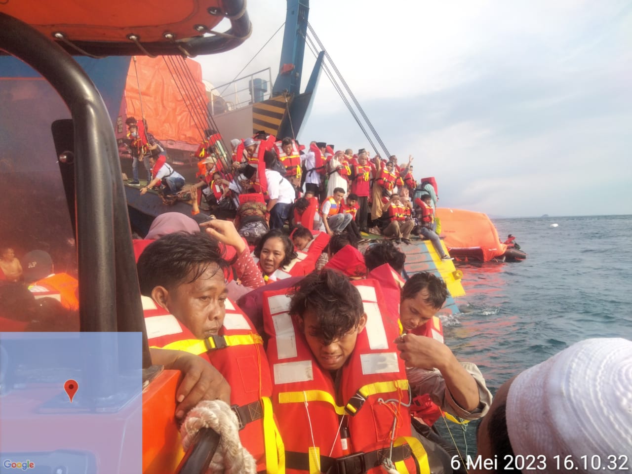 Kapal Ferry KMP Royce 1 Terbakar di Perairan Selat Sunda. Penumpang Berhasil Dievakuasi 
