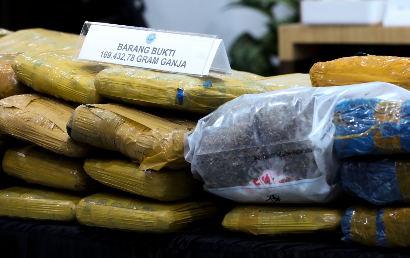 Paket Misterius Tergeletak di Rumah Kost Jaktim, Dicek BNN Ternyata Isinya Ganja 2,3 Kg