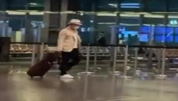 Viral Video Ridwan Kamil Tertunduk Lesu di Bandara, Tatapannya Kosong Penuh Kesedihan