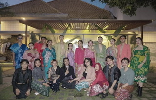Lestarikan Budaya ala Pemuda Berkain Surabaya