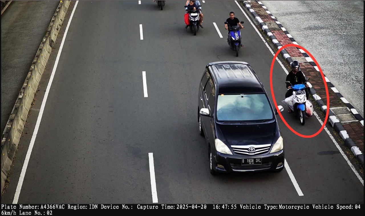 Penampakan Pembunuh Mayat Dalam Karung, Terekam CCTV saat Bawa Korban Pakai Motor