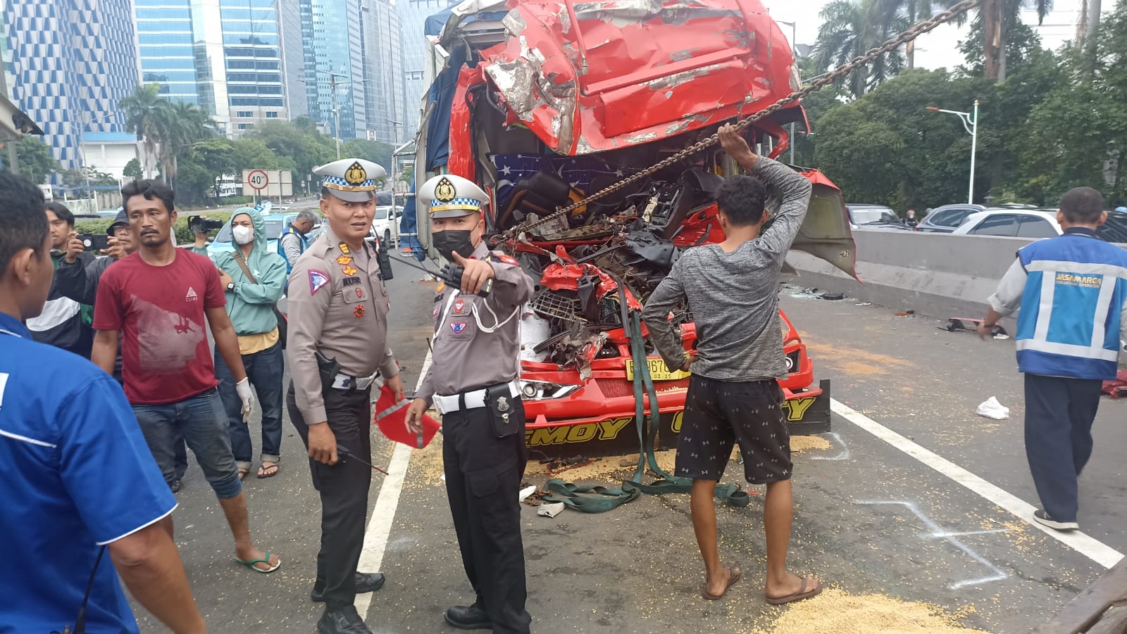 Kecelakaan Dua Truk Terjadi di Tol Dalam Kota Dini Hari Tadi, Satu Orang Tewas