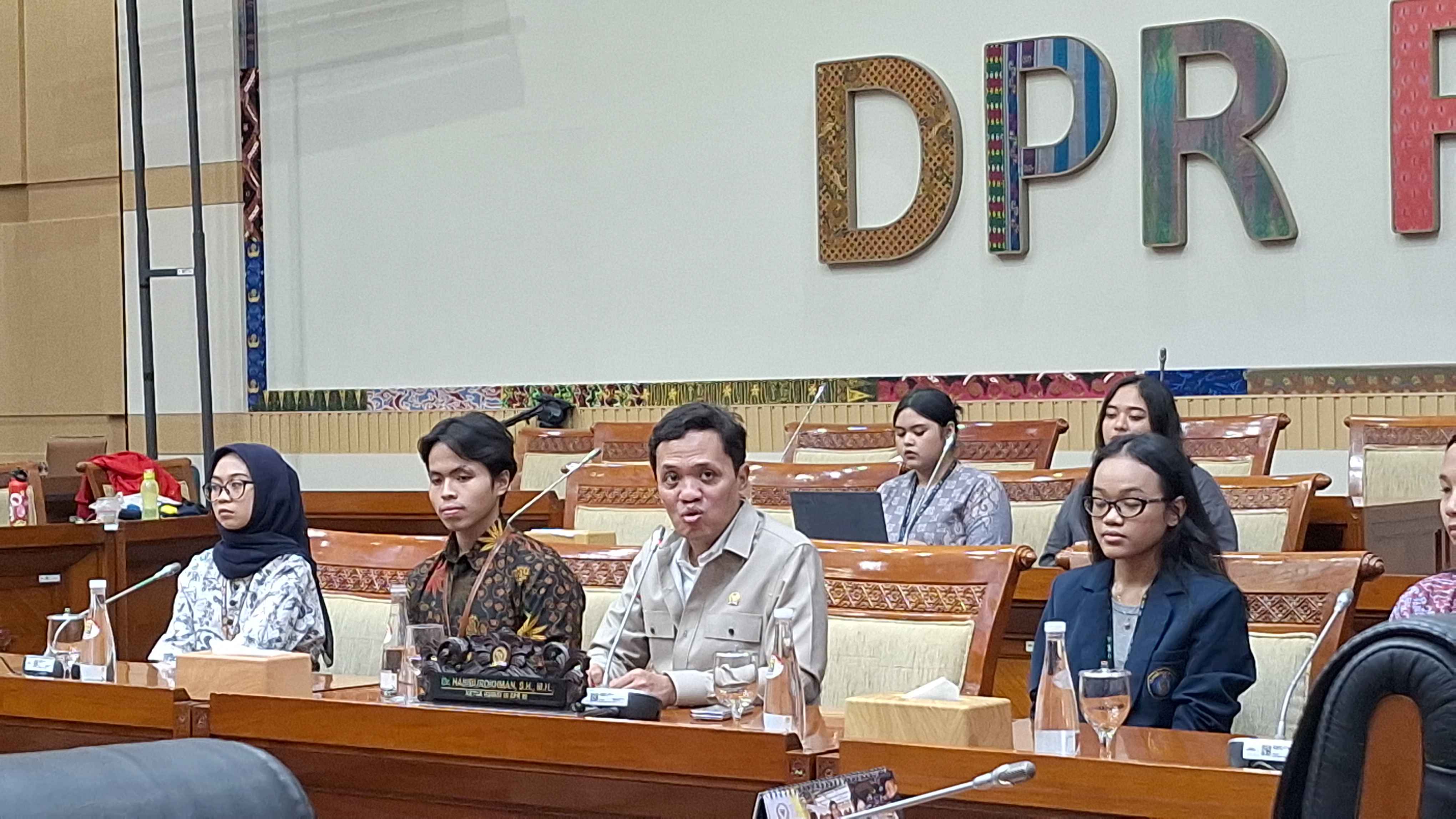 DPR Soroti Penanganan Tersangka Penembakan Kasat Reskrim Polres Solok: Tidak Diborgol saat Diperiksa