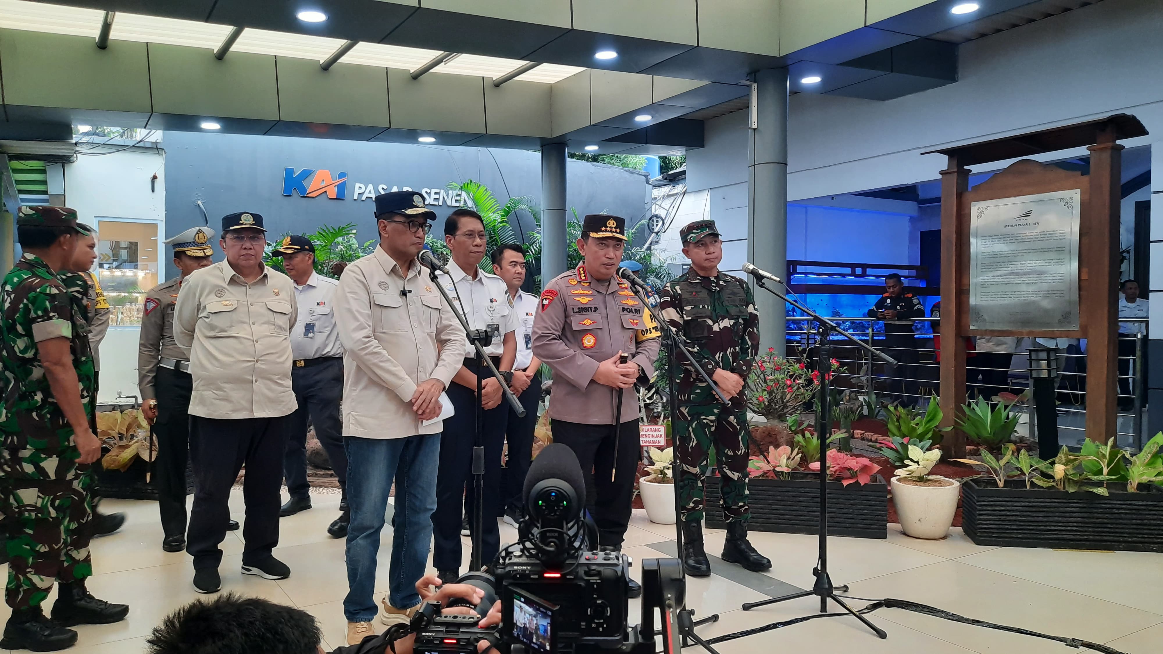 Menhub Tinjau Kondisi Mudik Terkini di Stasiun Pasar Senen