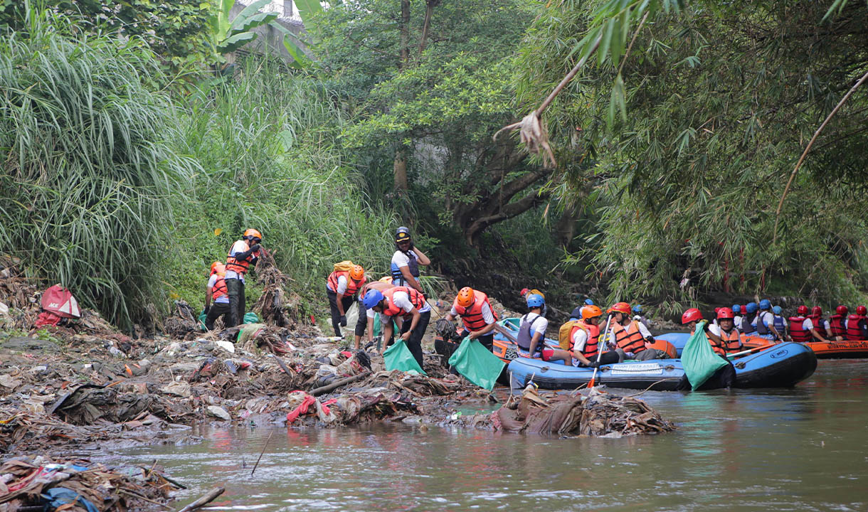 14 Ton Sampah Dibersihkan Pertamina dari Sungai Ciliwung Dalam 14 Jam  