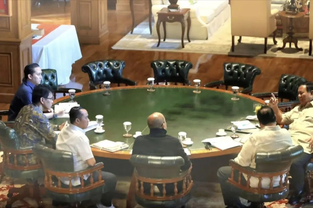 Prabowo Panggil Sejumlah Menteri ke Hambalang, Bahas Strategi Hadapi Negosiasi dengan AS